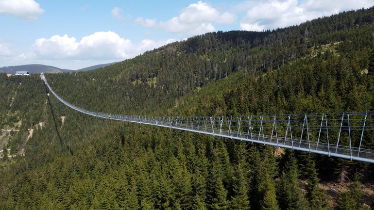 Với chiều dài 721m, cầu treo Sky Bridge 721 ở khu nghỉ dưỡng Dolní Morava, vùng Pardubice, Cộng hòa Séc, đã chính thức phá kỷ lục cây cầu treo bộ hành dài nhất thế giới thuộc về cầu Arouca (516m) ở Bồ Đào Nha. (Ảnh: Reuters) Du khách đổ xô