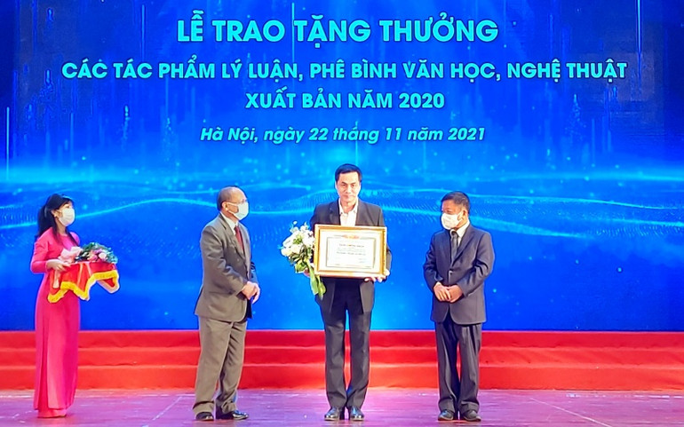 Vinh danh 17 tác phẩm nhận tặng thưởng Lý luận, phê bình văn học, nghệ thuật năm 2020 -0