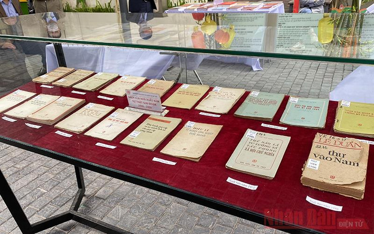 NXB Chính trị quốc gia Sự thật trưng bày sách kỷ niệm 75 năm Ngày truyền thống và giới thiệu bộ sách “Các dân tộc ở Việt Nam” -0