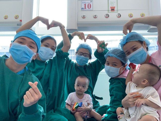 Trúc Nhi – Song Nhi xuất viện trong niềm hạnh phúc vô bờ bến của gia đình và ê-kíp y, bác sĩ. Giám đốc BV Nhi Đồng thành phố: “Chúng tôi sẽ đồng hành với Song Nhi cho đến năm 18 tuổi” -0