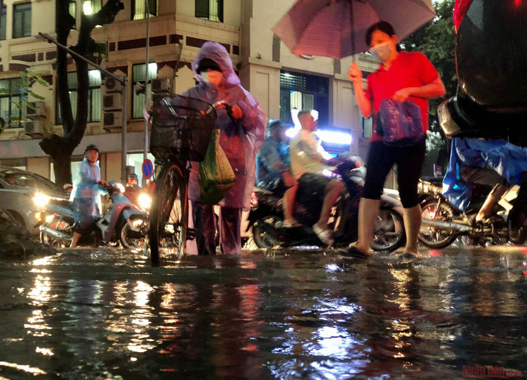 Ngập sâu, ùn tắc giao thông sau trận mưa lớn tại Hà Nội -1