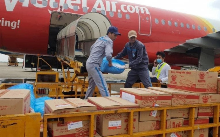 Các hãng hàng không “tiếp sức” cho miền trung -0