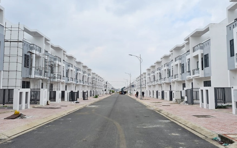 Một góc dãy nhà liền kề xây dựng chưa có giấy phép tại khu dân cư Tân Thịnh. Phản hồi từ bái báo “Cần sớm xử lý nghiêm chủ đầu tư gần 500 căn nhà xây không phép ở Đồng Nai” -0