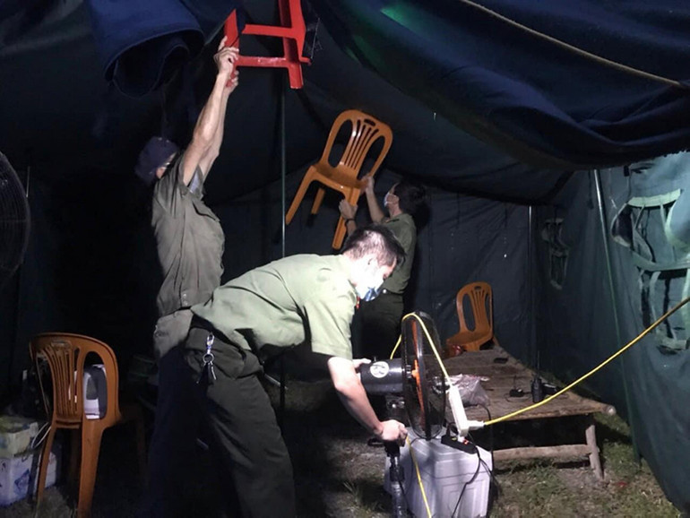 Dầm mình trong đêm mưa bão tạo “lá chắn” ngăn ngừa Covid-19 -0