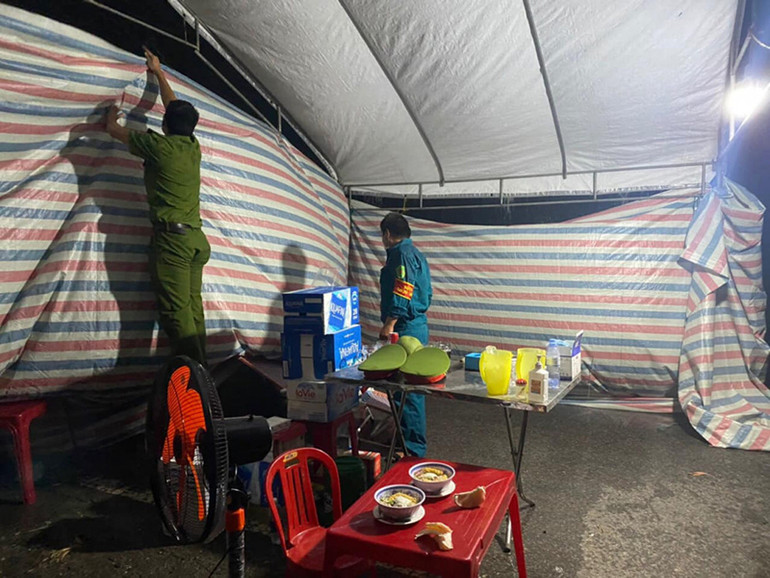 Dầm mình trong đêm mưa bão tạo “lá chắn” ngăn ngừa Covid-19 -0