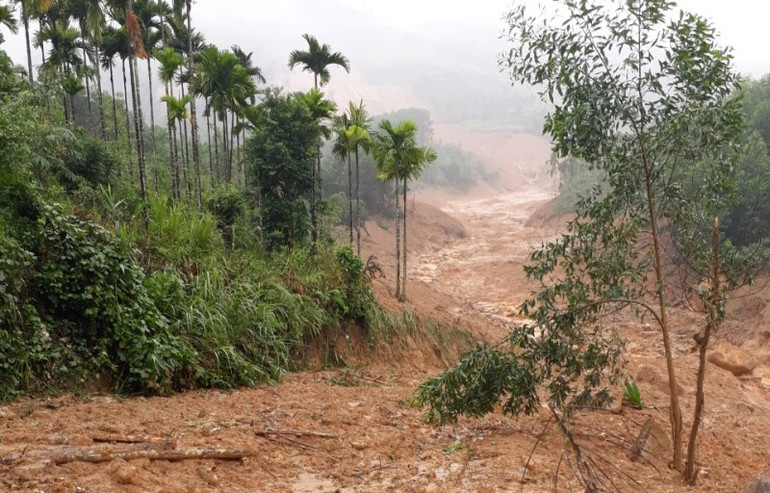 Sạt lở đất ở Quảng Ngãi làm hai người bị thương -0