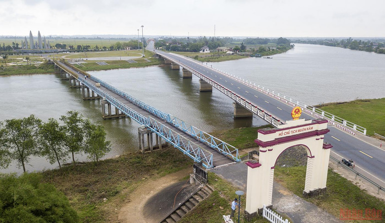 Di tích cầu Hiền Lương được phục chế với cổng chào, nhà liên hiệp, đồn công an giới tuyến, tháp canh thời điểm hiện tại. Cầu Hiền Lương – Biểu tượng khát vọng thống nhất non sông -0