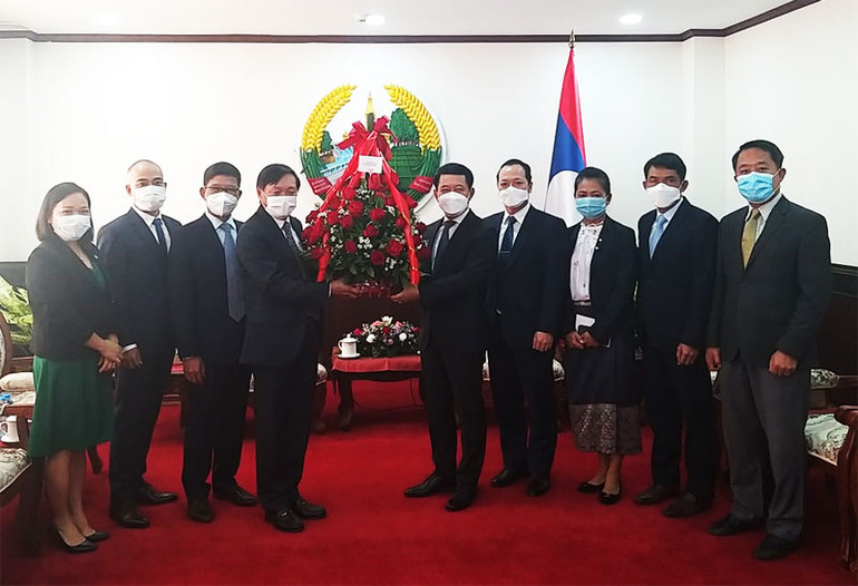 Bộ trưởng Ngoại giao Lào Saleumxay Kommasith (phải) chúc mối quan hệ giữa Việt Nam và Lào ngày càng đi vào chiều sâu và hiệu quả. (Ảnh: Đại sứ quán Việt Nam tại Lào) Đại sứ quán Việt Nam chúc mừng 46 năm Quốc khánh Lào -0