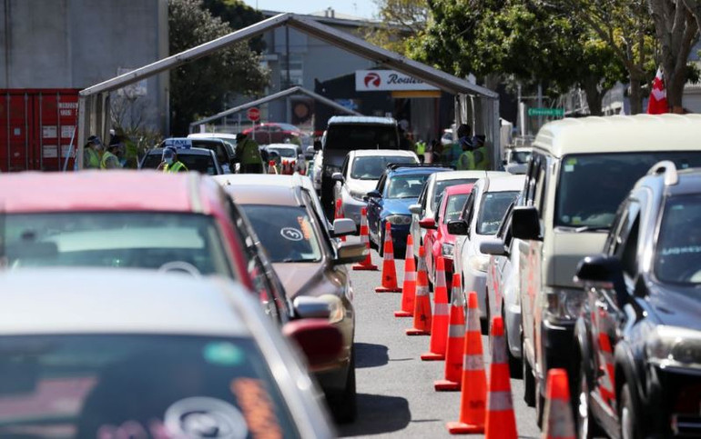 Chiến dịch tiêm phòng Covid-19 cho các lái xe trong đợt tiêm chủng kéo dài 1 ngày ở Auckland, New Zealand, ngày 16/10/2021. (Ảnh: REUTERS) “Omicron tàng hình” chiếm 1/3 số ca mắc mới Covid-19 tại Mỹ -0