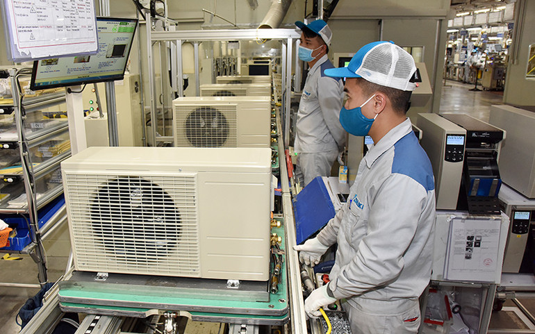 Công nhân Công ty cổ phần Daikin Việt Nam, Khu công nghiệp Thăng Long II (Hưng Yên) lắp ráp máy điều hòa nhiệt độ. (Ảnh SONG TOÀN) Vị thế mới của Việt Nam trong thu hút vốn FDI -0