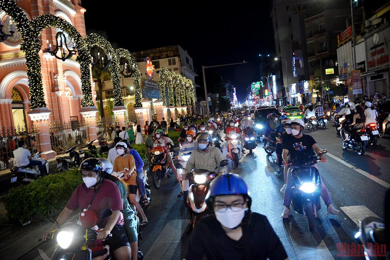 Một mùa Giáng sinh đặc biệt của 2 thành phố lớn Hà Nội và thành phố Hồ Chí Minh -0