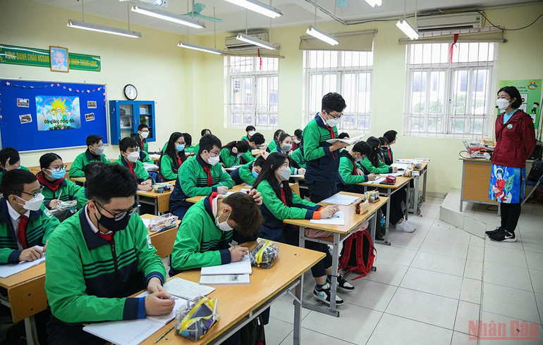  Học sinh từ khối lớp 7 tới 12 của thành phố Hà Nội chính thức trở lại trường học trực tiếp -0