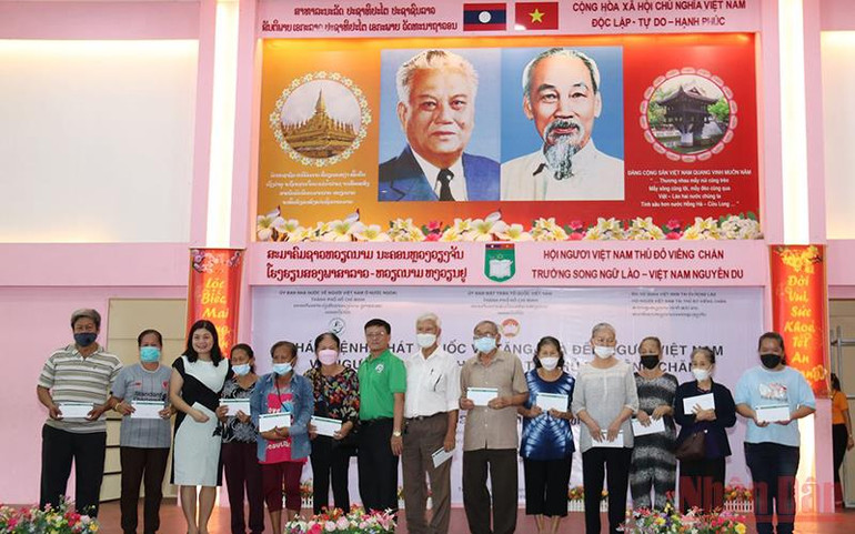 Bác sĩ Việt Nam khám chữa bệnh miễn phí người nghèo tại Lào -0