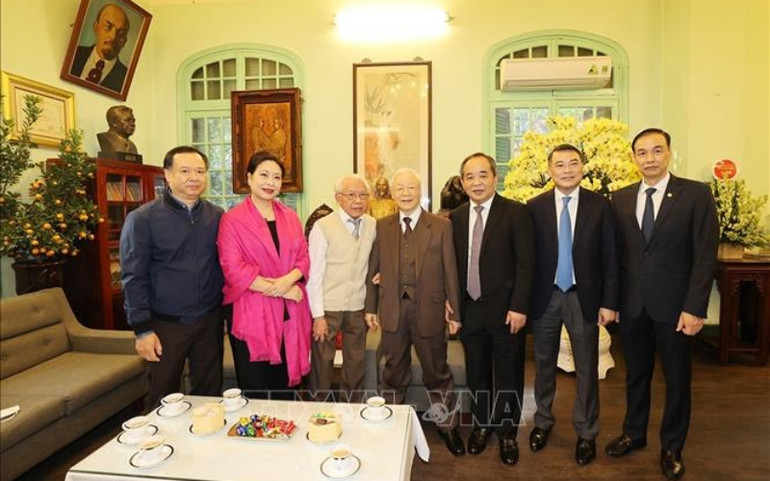 Tổng Bí thư Nguyễn Phú Trọng thăm, chúc Tết gia đình cố Tổng Bí thư Lê Duẩn. (Ảnh: TTXVN) Tổng Bí thư Nguyễn Phú Trọng thắp hương tưởng niệm các đồng chí cố Tổng Bí thư của Đảng -0