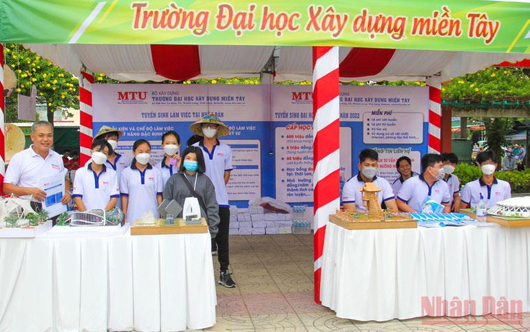 Nhiều trường đại học và cao đẳng trên địa bàn tỉnh cũng tham gia tuyển sinh. Ngày hội việc làm - giáo dục nghề nghiệp tại Vĩnh Long -0