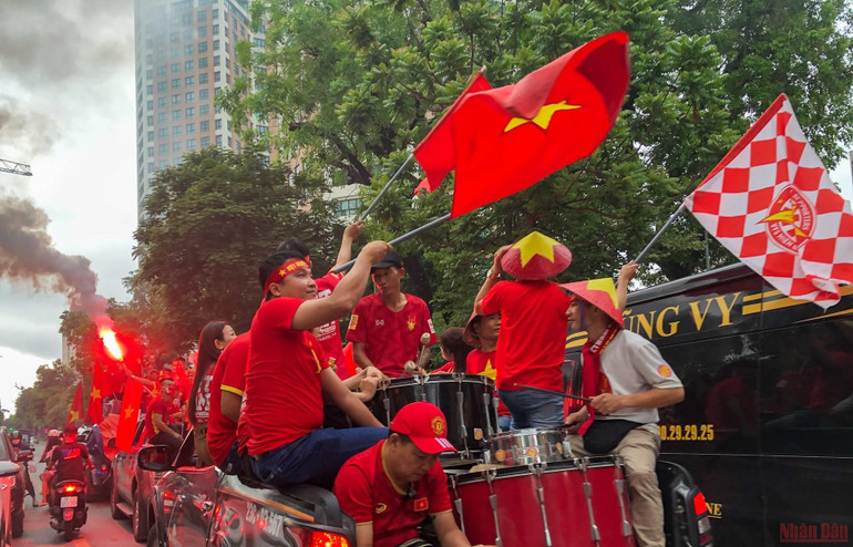 Khán giả đang đổ về Sân vận quốc gia Mỹ Đình rất đông -2