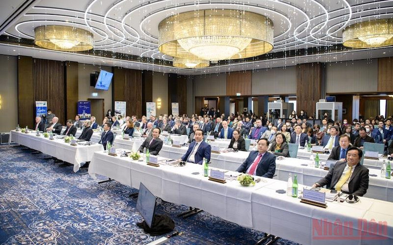 FLC, Bamboo Airways strategische Zusammenarbeit mit vielen wichtigen Partnern auf dem Investment Promotion Forum in Deutschland Foto 1 FLC, Bamboo Airways hợp tác chiến lược nhiều đối tác lớn tại Diễn đàn xúc tiến đầu tư ở LB Đức -0