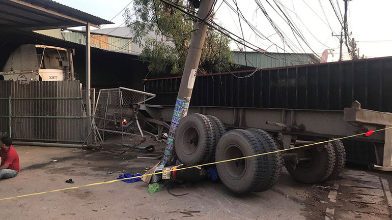 Tại nạn giao thông giữa xe đầu kéo và xe máy làm ba người thương vong -0