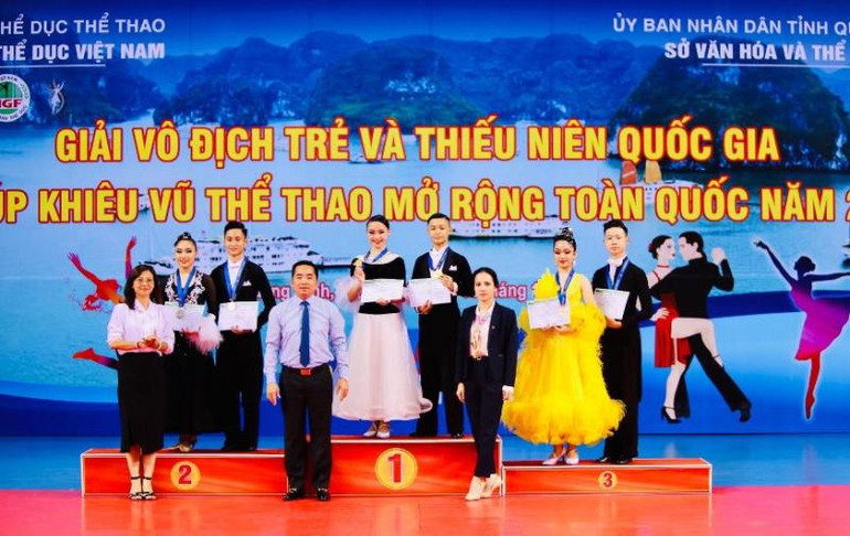 Ban tổ chức trao huy chương và giấy chứng nhận cho các vận động viên đoạt Giải vô dịch trẻ và thiếu niên toàn quốc năm 2020. Quảng Ninh nhất toàn đoàn giải cúp khiêu vũ mở rộng toàn quốc -0