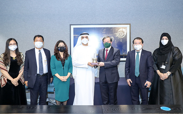 Thứ trưởng Tạ Quang Đông tặng quà lưu niệm cho ông Ahmad Khailifa Al Falasi tại buổi làm việc (Ảnh: Bộ Văn hóa, Thể thao và Du lịch) Quảng bá du lịch Việt Nam tại thị trường Trung Đông -0