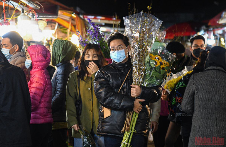 Tấp nập không khí người dân chen chân đi chợ hoa đêm lớn nhất Hà Nội ngày cận Tết -0