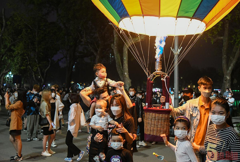 Người Hà Nội vui thích với Lễ hội khinh khí cầu -0