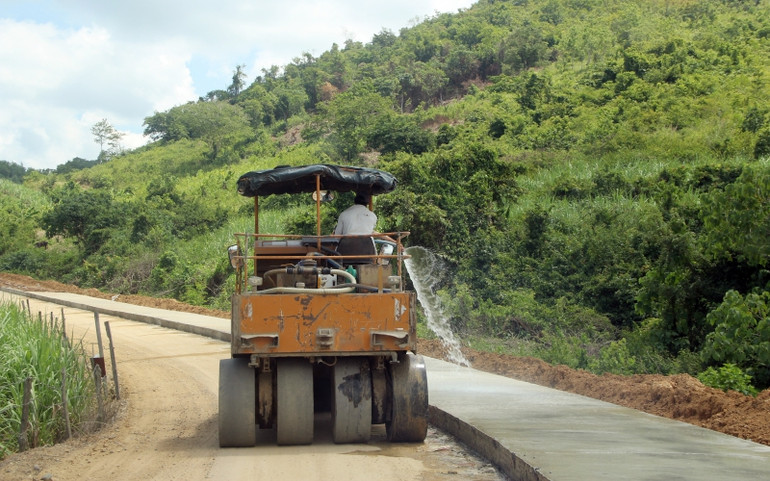 Cà Lúi vui có đường bê-tông -0