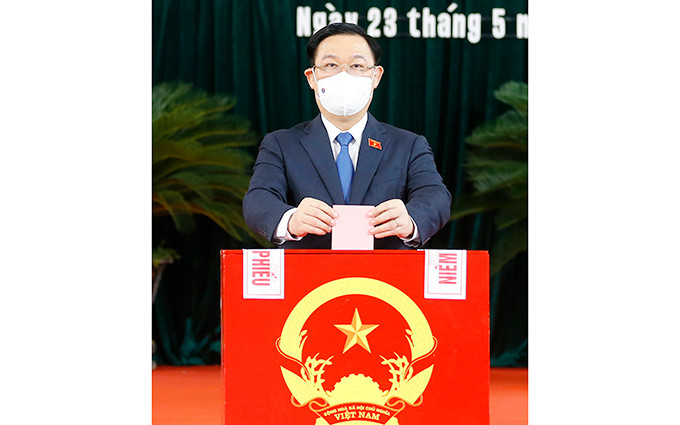 Chủ tịch Quốc hội Vương Đình Huệ bỏ phiếu bầu cử tại khu vực bỏ phiếu số 1, thị trấn An Lão, huyện An Lão, TP Hải Phòng. Ảnh: QUANG DŨNG 16_3-1621809708632.jpg