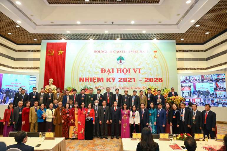 Các đồng chí trong Ban Chấp hành Hội Người cao tuổi Việt Nam tại điểm cầu Hà Nội ra mắt Đại hội. Khai mạc Đại hội VI Người cao tuổi Việt Nam -0