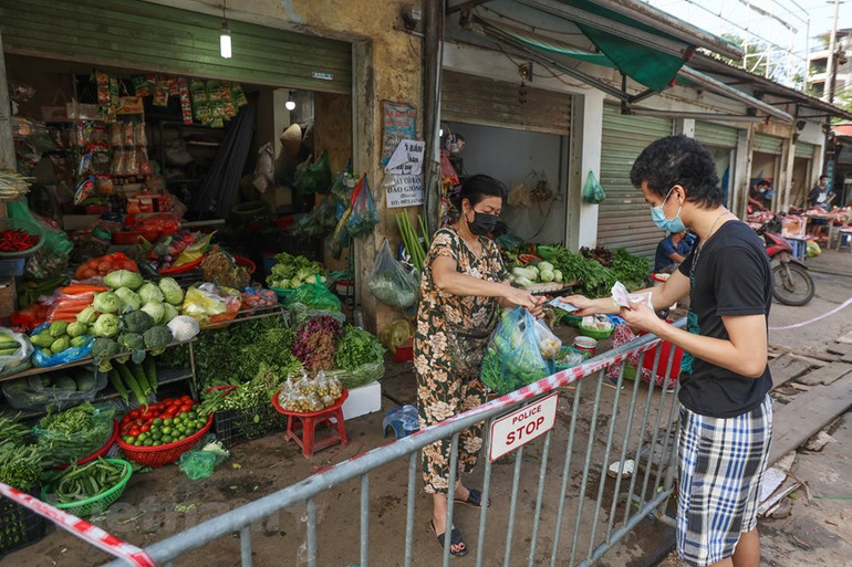 Người dân Thủ đô xếp hàng dùng thẻ để đi chợ thời Covid-19 -0