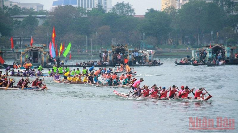Các đội đua tăng tốc trước khi về đích. Sôi động Giải đua ghe truyền thống TP Huế lần thứ nhất -0