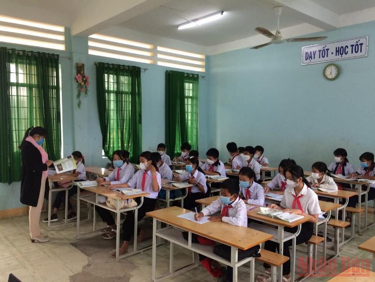 Các lớp học Trường Tiểu học và Trung học cơ sở Sơn Hội, xã Sơn Hội, huyện Sơn Hòa, Phú Yên thực hiện tốt 5K trong giờ học. Phú Yên tăng cường phòng, chống dịch trong trường học -0
