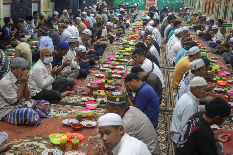 Người Hồi giáo cầu nguyện trước khi dùng bữa Iftar tại 1 nhà thờ Hồi giáo ở Palangka Raya, tỉnh Trung Kalimantan, Indonesia, ngày 4/4/2022. (Ảnh: Antara Foto/REUTERS) Người Hồi giáo trên khắp thế giới đón tháng lễ Ramadan -0
