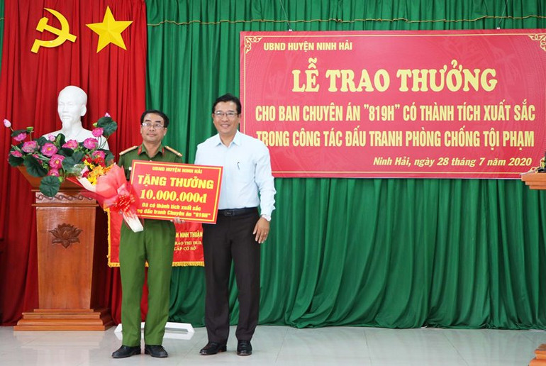 Chủ tịch UBND huyện Ninh Hải Nguyễn Thành Phú trao số tiền thưởng nóng cho Ban chuyên án tại buổi lễ. Thưởng nóng Ban chuyên án 819H -0