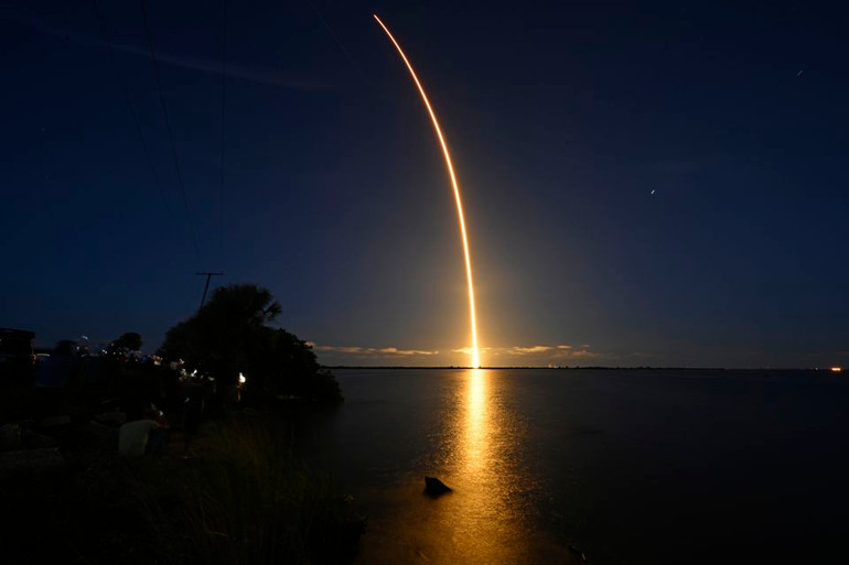 Chuyến bay cất cánh từ Trung tâm Vũ trụ Kennedy của Cơ quan Hàng không vũ trụ Mỹ (NASA) ở Florida (Mỹ). Ảnh: Reuters. SpaceX phóng phi hành đoàn dân sự đầu tiên lên quỹ đạo -0