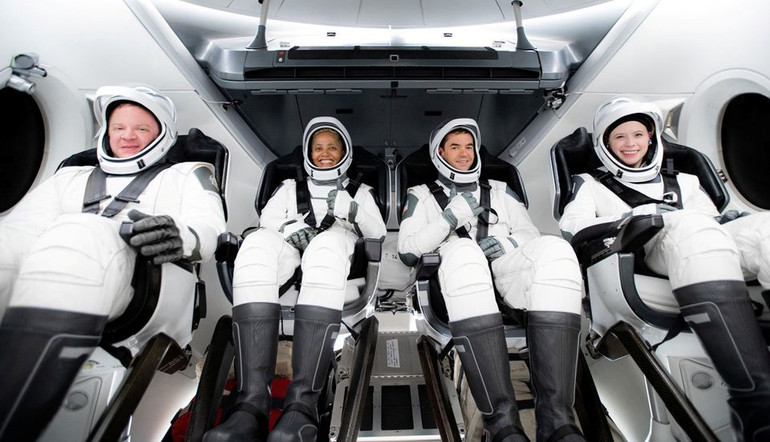 Phi hành đoàn dân sự gồm 4 thành viên được SpaceX phóng lên quỹ đạo Trái đất. Ảnh: Reuters. SpaceX phóng phi hành đoàn dân sự đầu tiên lên quỹ đạo -0