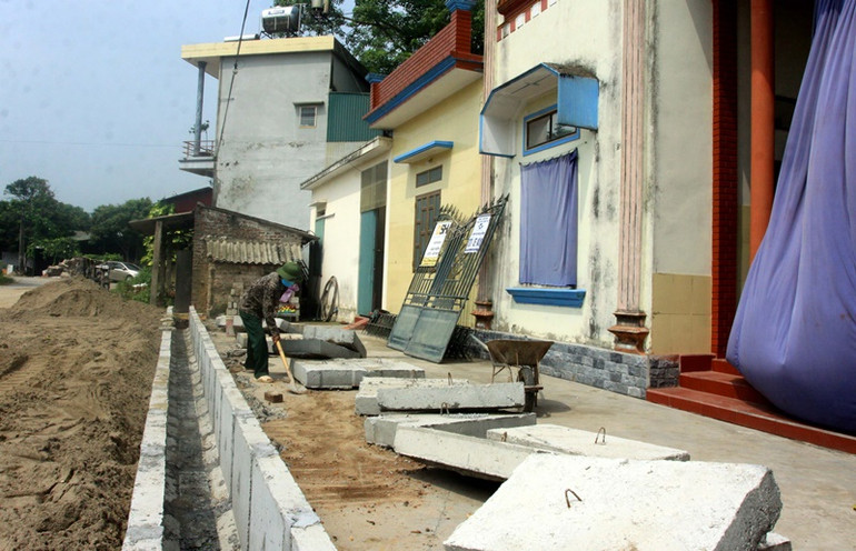 Gia đình giáo dân Nguyễn Văn Cường, xã Quỳnh Ngọc (huyện Quỳnh Phụ, tỉnh Thái Bình) tự nguyện hiến hơn 200 m2 đất, trị giá hơn một tỷ đồng cho Nhà nước làm đường. Khi lòng dân đồng thuận, chuyện ghi ở Quỳnh Phụ -0