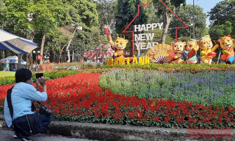 Khách tham quan chụp ảnh linh vật năm Nhâm Dần 2022 tại Hội hoa Xuân. Thành phố Hồ Chí Minh khai mạc Hội hoa Xuân Nhâm Dần 2022 -0