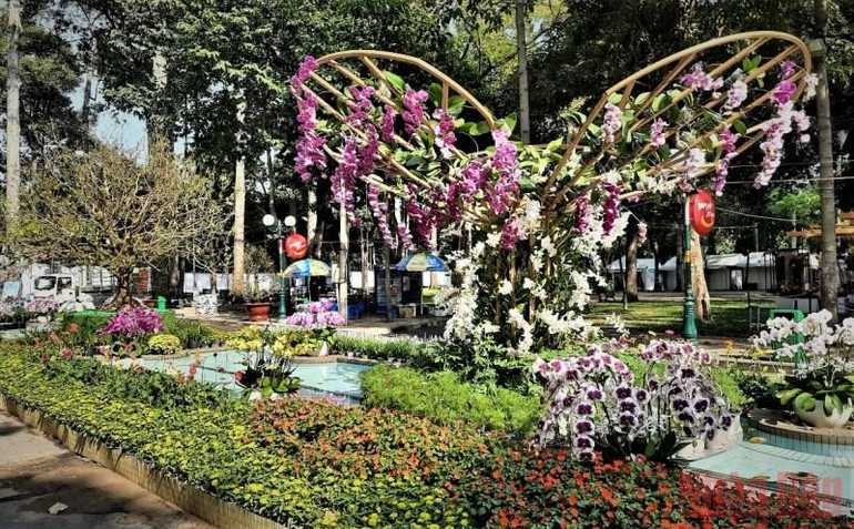 Khu vực trung tâm của Hội hoa Xuân với nhiều loại hoa khoe sắc. Thành phố Hồ Chí Minh khai mạc Hội hoa Xuân Nhâm Dần 2022 -0