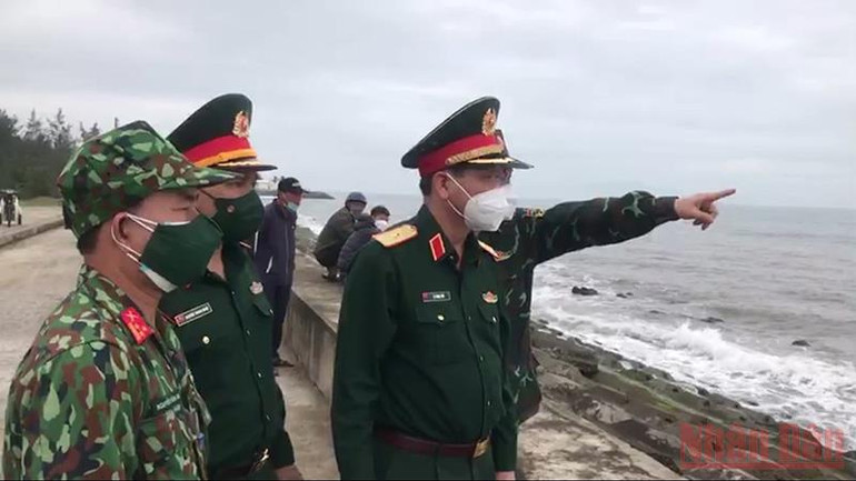 Thiếu tướng Lê Ngọc Hải, Phó Tư lệnh, Tham mưu trưởng Quân khu 5 theo dõi công tác tìm kiếm nạn nhân mất tích. Khẩn trương điều tra, làm rõ vụ lật ca nô trên vùng biển Hội An -0