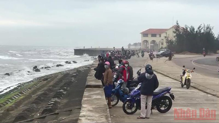 Người dân địa phương đang ngóng đợi thông tin từ lực lượng cứu nạn, cứu hộ. Khẩn trương điều tra, làm rõ vụ lật ca nô trên vùng biển Hội An -0