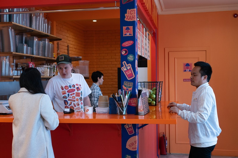 Người trẻ đưa hoa quả Việt đến gần người Nga -0