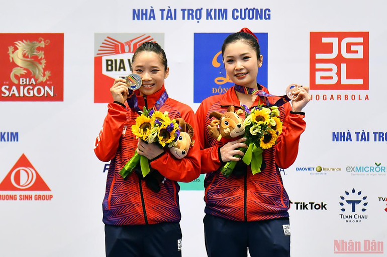 Đặng Tiểu Bình cùng Dương Thúy Vi tại lễ trao huy chương nội dung Kiếm thuật nữ. Những làn gió mới của Wushu Việt Nam -0