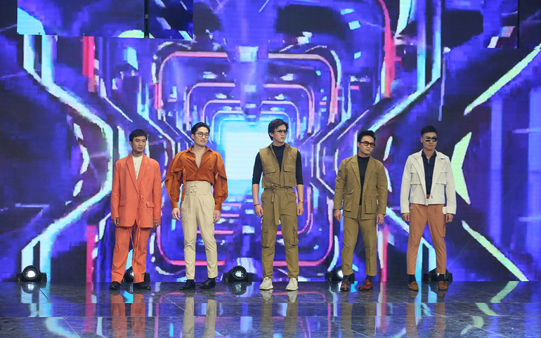 Mạnh Trường, Hồng Đăng, Quốc Đam làm người mẫu cho trang phục của Trương Thanh Long -1