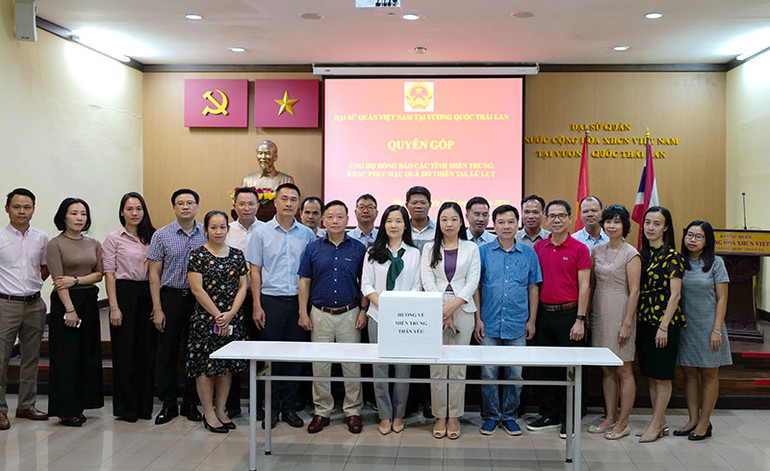 Đại sứ quán Việt Nam tại Thái Lan tổ chức quyên góp ủng hộ đồng bào miền trung -0