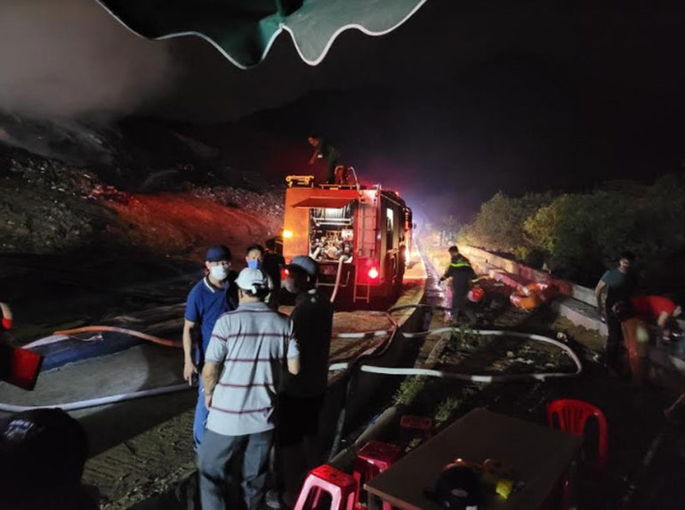 Cháy lớn tại bãi rác Khánh Sơn, Đà Nẵng -0