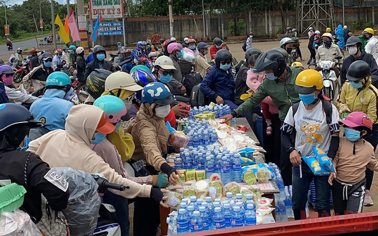 Bình Phước hỗ trợ người dân di chuyển qua địa bàn -0