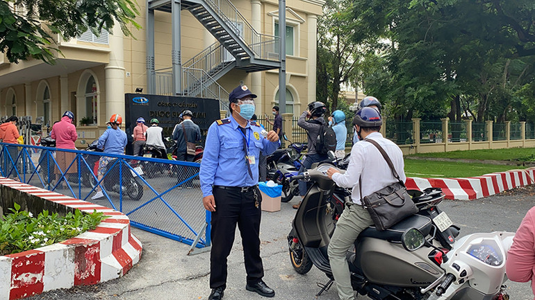 Công nhân ở TP Hồ Chí Minh bắt đầu quay lại nhà máy làm việc -0