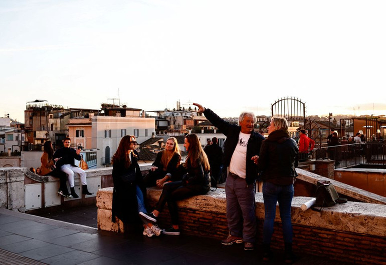 Người dân Italia tại nhà thờ Trinità dei Monti trong ngày Chính phủ Italia dỡ bỏ quy định bắt buộc đeo khẩu trang ngoài trời, ở Rome, Italia, ngày 11/2/2022. Ảnh: REUTERS Lần đầu tiên số ca tử vong vì Covid-19 ở châu Mỹ giảm trong làn sóng Omicron -0