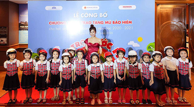 Nâng tỷ lệ trẻ em đội mũ bảo hiểm đạt chuẩn lên 80% ảnh 1 Nâng tỷ lệ trẻ em đội mũ bảo hiểm đạt chuẩn lên 80% -0